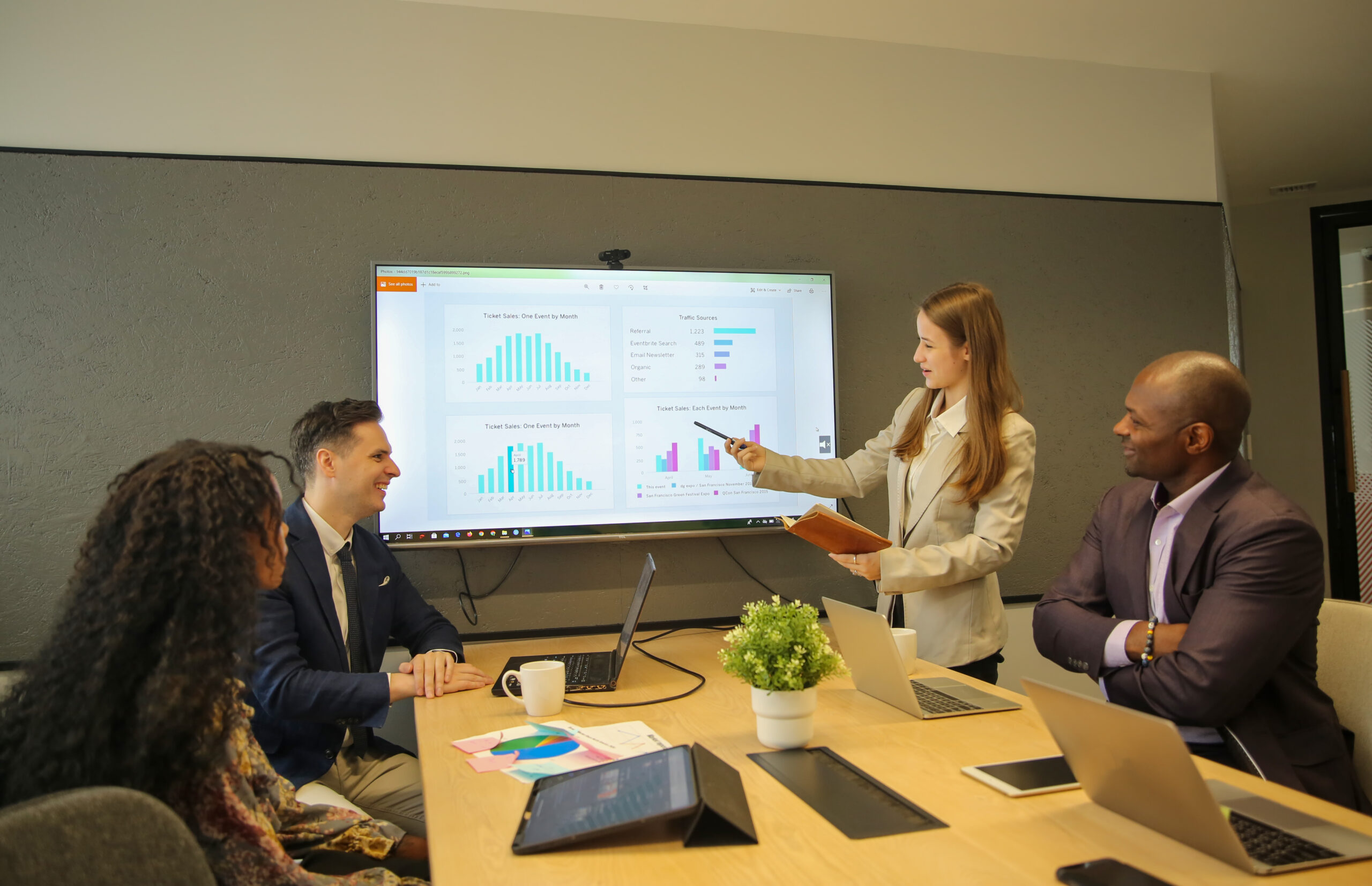 How Dectek’s Tailored Audio Visual Solutions Elevate Corporate Environments